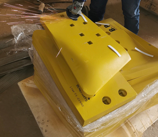 8e4546 Zware machines Gebogen mijnbouwbulldozer Segmentlader Snijkant Graafmachineblad Constructieonderdelen Gelegeerd staal Boriumstaal Dozereindbeitel